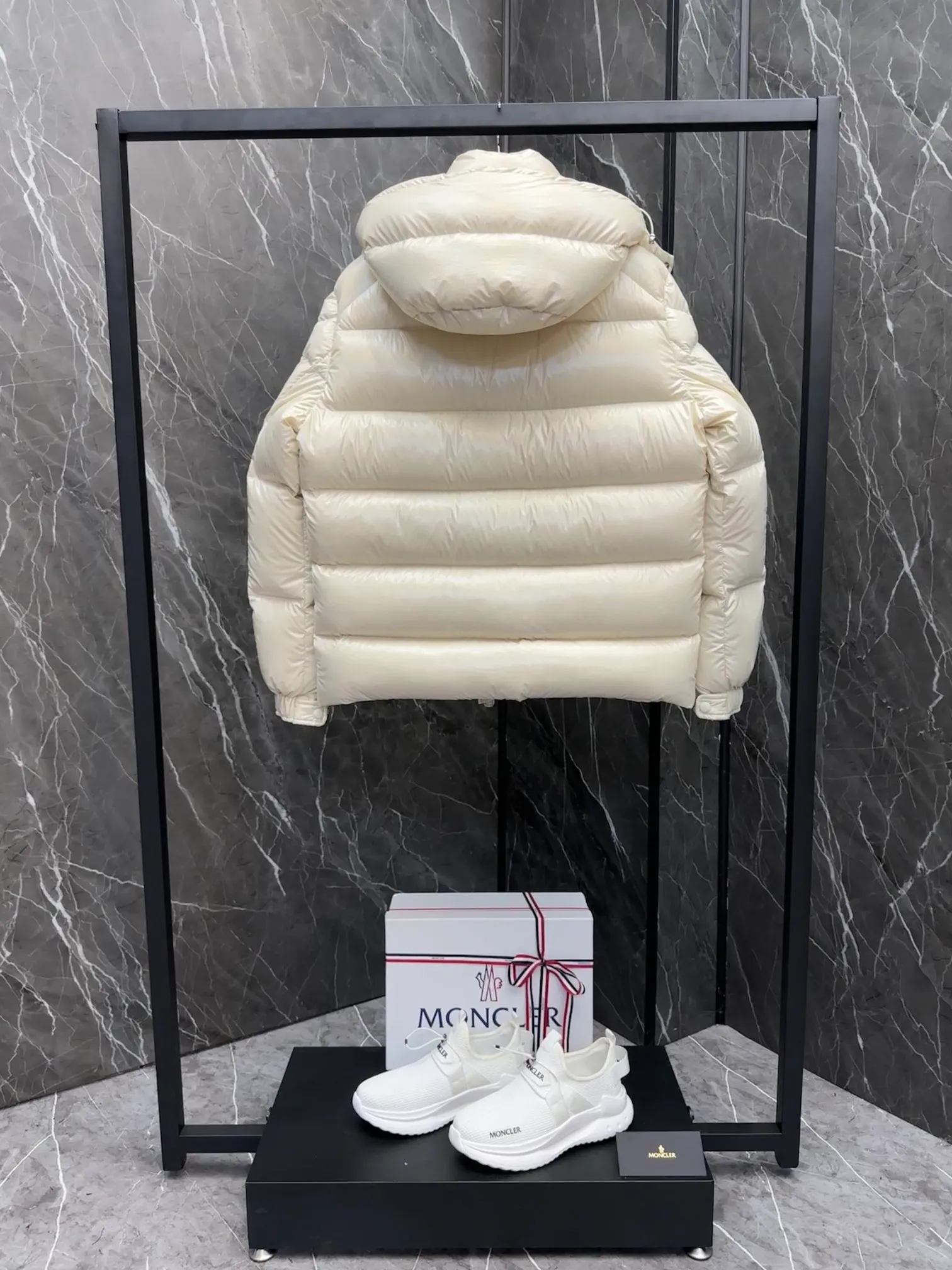 ⬆️Moncler Maya 70 . . Moncler 70 ， 。 ， ， Moncler Maya 70 。 ， 。 Antoni Tudisco 。 Moncler Maya 70 Moncler 70 ， ， 。 Classic ， 、 。 Classic 70 。 • • • • • ， • • • •Moncler Maya 70 Size: 1-5 . Cream White Pink Blue Gray Black D 9890065750